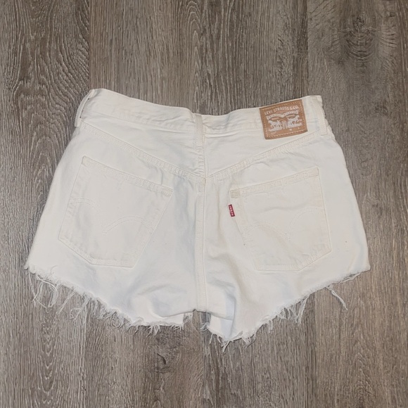 Levi's White Jean Shorts with Frayed Hem size 29 - Picture 2 of 9